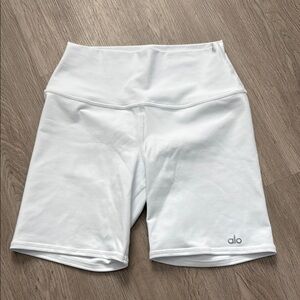 ALO Yoga White Bike Shorts Stretchy Mid-Thigh